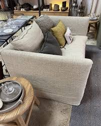 L'idéal est de choisir des formats de coussins classiques pour ensuite pouvoir varier les plaisirs en on peut aussi assortir la couleur de ses coussins au reste des textiles de sa maison. Canape Boho En Lin Nomade 2pl Composable La Maison Pernoise