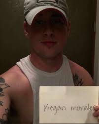 Fake profiles and men's behavior in online groups