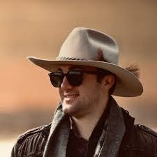 Shannon Nott's Instagram, Twitter & Facebook