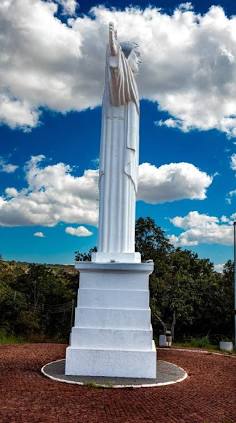 O Cristo Redentor abençoando Paraúna, gerada com IA