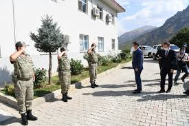 2020 yaş kararlarının bir kez daha gösterdiği gibi, hükümet ve askeri bürokrasi arasındaki uyumda hiç şüphesiz milli savunma bakanı hulusi akar'ın katkısı yadsınamaz. Hakkari Valiligi Sur Twitter Valimiz Belediye Baskan V Sayin Idrisakbiyik 23 Temmuz 2020 Yuksek Askeri Sura Yas Kararlari Ile Semdinli 34 Hudut Tugay Komutanligina Atanan Tuggeneral Umit Durmaz I Makaminda Ziyaret Ederek Gorevinin