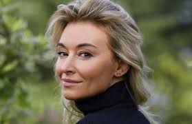 And it's part of empowering women series, she's right next to women like frida kahlo and katherine johnson i'm so proud of my mother i'm going to spend all night watching the kobieta na krańcu świata series now. Martyna Wojciechowska To Jak Mam Wygladac Zeby Bylo Tym Razem Stosownie Polski Obserwator