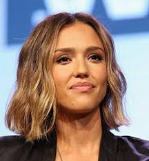 Jessica sieht so süß mit diesem einfachen, aber trendy frisur. Pin Von Katja Lang Frisuren Bilder Auf Bob Frisuren Frisuren Bob Frisur Frauen Frisuren