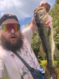 What is the estimated weight of the bass?