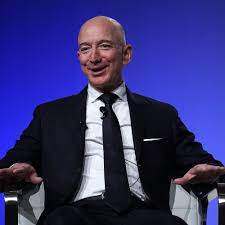 La capsule a atterri quelques minutes plus tard sans encombres au texas. On Sait Qui Va Partir Dans L Espace Avec Jeff Bezos Et On Ne S Y Attendait Vraiment Pas Gq France