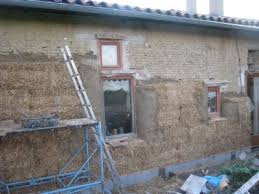 Pose De Bottes De Paille En Renovation Pour Une Isolation Exterieure Diy Isolation Exterieur Bottes De Paille Maison En Paille