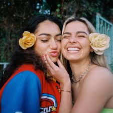 Addison Rae On Instagram Hey Wyd Rn In 2020 Friend Photoshoot Best Friend Pictures Cute Friend Pictures