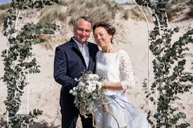 In pronovias sind wir seit jahrzehnten die nummer 1 im verkauf von brautkleidern, wir geben uns täglich mühe, um ihren hochzeitstag unvergesslich zu machen. Brautkleid Fur Die Braut Ab 50 Noni In 2021 Hochzeitskleid Brautkleid Hochzeitstag Kleider