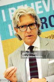 32 Photos & High Res Pictures