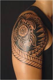 Tribal Turtle Shoulder Tattoo Meaningful Tattoos Man Wearing A Black Top Standing Tatuaggio Spalla Uomo Tatuaggio Polinesiano Disegni Del Tatuaggio Tribale
