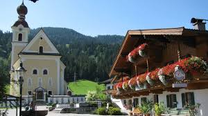 In the midst of the gorgeous tyrolean mountains in the stunning municipality of ellmau is one of austria's most famous attractions called berdoktorhaus. Die Drehorte Der Bergdoktor Offizieller Fanclub Zur Beliebten Zdf Reihe