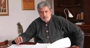 Finalmente, alí humar falleció este 29 de junio a la edad de 76 años como consecuencia de un paro cardiorespiratorio y aunque sus días en vida terminaron, su legado permanecerá para la eternidad. Ali Humar Reconocido Actor Y Director Fue Hospitalizado Por Su Delicado Estado De Salud