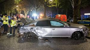 Auch gessers 18 jahre alter bruder kam bei dem unfall ums leben. Nachrichten Aus Deutschland Sechs Verletzte Nach Schwerem Verkehrsunfall In Hamburg Illegales Autorennen Stern De
