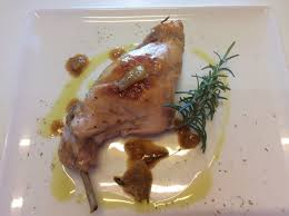 Il coniglio al forno con patate e cipolle è un prelibato ed invitante secondo piatto dall'aspetto rustico. Cosce Di Coniglio Al Limone E Rosmarino In Cucina Con Lilly