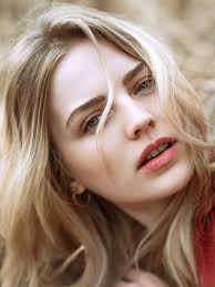 Hannah Laker's Instagram, Twitter & Facebook