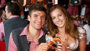 Thomas müller (* 13.september 1989 in weilheim in oberbayern) ist ein deutscher fußballspieler.er steht beim fc bayern münchen unter vertrag, mit dem er mehrmals deutscher meister und pokalsieger wurde sowie 2013 und 2020 das triple aus meisterschaft, pokalsieg und champions league gewann. Thomas Muller Jetzt Spricht Er Uber Seine Ehe Mit Lisa Bunte De