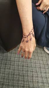 Tattoo History And What They Mean Today Mama Tattoo Ideen Tattoo Handgelenk Frau Tattoo Armband Handgelenk