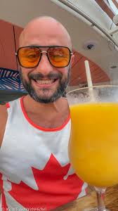 🇨🇦🕵️‍♂️ 𝐌𝐚𝐬𝐭𝐞𝐫 𝐨𝐟 𝐃𝐢𝐬𝐠𝐮𝐢𝐬𝐞… 𝐚𝐩𝐩𝐚𝐫𝐞𝐧𝐭𝐥𝐲 I  always try to “blend in” when I travel so I don't look like a tourist — you  know, for security reasons, to avoid pickpockets, stay low-key,