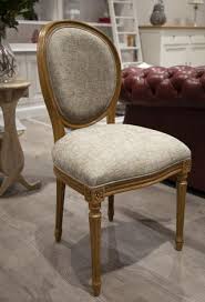 Les chaises louis xvi ont un cadre en hêtre massif et sont tapissés de tissus velours ou simili cuir, très solide elles peuvent srvir dans une maison, un restaurant ou bien un bar. Chaise Simon Realisee En Chene Massif De Style Louis Xvi Finition Chene Dore Patine Tissu Orb