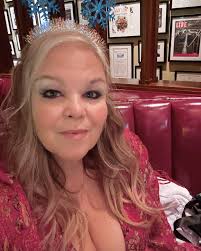 Happy holidays y'all! xoxoe 🎄✨💚 #gratefulheart #holidaypartyoutfit  #ellenelizabethmusic #fridaynightinthecity #xoxo #girlpower