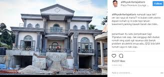 Menguatkan lagi dakwaan tersebut, bonda rozita ibrahim seakan mengiyakan rumah tangga anak dan menantunya itu memang sedang menghadapi masalah. Rumah Aliff Syukri Baru Gambleh G