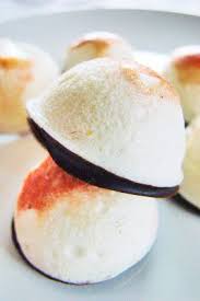 Petits Nuages De Meringue Au Chocolat Boules De Noel A Devorer Meringue Chocolat Recette Entremet Recette Sucre Facile