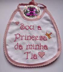Aceito todo o tipo de encomendas em ponto cruz.para fazer a sua emcomenda ou saber qualquer preço pode deixar um comentário ou enviar um email para retrosariaana@hotmail.com. Fada Das Manualidades Babetes Personalizadas Com Nomes Frases Bonecos Etc Personalizado Bordados A Mao Nomes