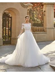Ripuliti, semplificati, gli abiti da sposa, oggi, si affacciano alle porte della chiesa muniti di maniche lunghe. Abigail Abito Da Sposa Aire Barcelona Atelier Beach Collezione 2020
