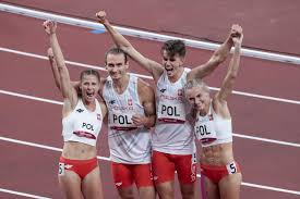 Polska reprezentacja liczyła 321 osób i zdobyła łącznie 32 medale, w tym 3 złote, 14 srebrnych i 15 brązowych. Gwiazdy Swietuja Zloto Polskiej Sztafety W Tokio Gessler Brawo Na Stojaco Eska Pl