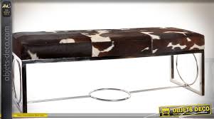 Un banc de lit glamour propose des accoudoirs arrondis dans un tissu velours capitonné et des pieds en métal étincelants. Banquette Bout De Lit Design Metal Argente Et Fourrure Naturelle De Vache 122 Cm