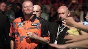 Het centrum voor jeugd en gezin (cjg) barneveld en running therapeut mieke lijbers organiseren voor jongens en meiden van 12 tot 18 jaar opnieuw een hardlooptraining. Darts Legende Raymond Van Barneveld Bricht Bei Turnier Zusammen