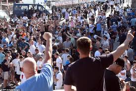 Lol, man the media and every other fan in the world is laughing at chelsea right now. Chelsea And Man City Fans Enjoy Boozy Day In Porto Sun Ahead Of Tomorrow S Champions League Final Info Magzine