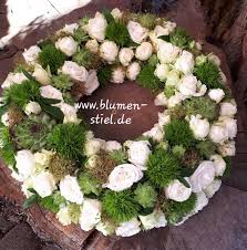 Kranz In Weiss Grun Strukturiert Blumen Grun Trauerschmuck