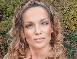 She is an actress, known for ciacho (2010), cale szczescie (2019) and nie klam, kochanie (2008). Joanna Liszowska Zaskoczyla Fanow Nowa Fryzura To Hit Tego Roku Moda I Trendy