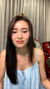 Lan Ngọc livestream 'chốt đơn', mặc váy 'trễ nải' lộ vòng 1, nhan sắc qua  camera thường gây choáng