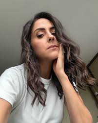 El que necesita explicarse ante todo el mundo, no está tan seguro ni de sus  acciones ni de sus opiniones. La conciencia tranquila no requiere de  aprobaciones ☺️ Dicho esto, feliz viernes