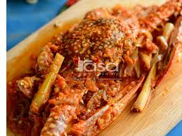 Goreng daun kari, cili dan telur masin ke dalam mentega cair. Ini 5 Cara Masak Ketam Paling Mudah Sedap