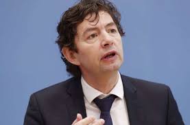 Impfstoffe sind wohl nicht beeinträchtigt, aber ansteckender könnte es werden. Christian Drosten Virologe Spricht Sich Weiter Fur Corona Impfstoff Von Astrazeneca Aus Wissen Stuttgarter Zeitung
