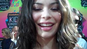 Ama mais nathan ou miranda? Miranda Cosgrove At The 2010 Nickelodeon Kids Choice Awards Youtube