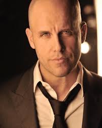 Todo se acomoda, se aclara y se despeja. Tu tragedia y tu comedia... ...tu  máscara se despinta y tu mentira se hace vieja" -gm-