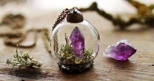 Diy Terrarium Necklaces That Let You Carry A Tiny Piece Of Nature With You Terrarium Necklace Terrarium Jewelry Terrarium Diy
