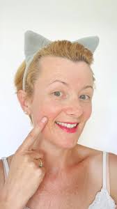 👻 Halloween dans quelques jours ? Pas besoin d'un make-up de la mort pour  assurer ! J'ai opté pour la facilité avec du noir noir sur les yeux, un  serre-tête qui va