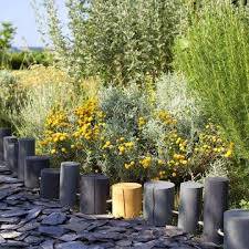 Une Bordure De Rondins Pour Le Jardin Marie Claire Idees Amenagements Paysagers Bordure Jardin Bois Jardins Et Bordure Jardin