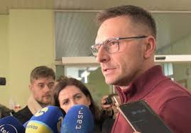 Neni dňa, furt dačo. Dekan kradne, poslanec pije, riaditeľky súdia, ľudia  otupievajú