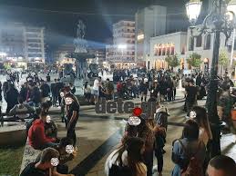 Νωριτερα 20.38 εικόνες πρωτοφανούς συνωστισμού στις σκάλες αγίου νικολάου ιδίως στο σημείο τους προς το κάστρο έρχονται στο φως στο τέλος της καρναβαλικής μέρας που έμοιαζε να κυλάει χωρίς έκτροπα στην πάτρα. O Korwnoios E3afanisthke Sthn Patra Apisteytes Eikones Synwstismoy