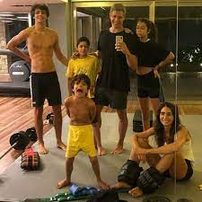 Tamanho familia é um programa na tv portuguesa de rede globo que recebeu uma média de 3,3 estrelas dos visitantes do site televideoteca.net. Apos Cirurgia No Braco Marcio Garcia Posa Com A Esposa E Os Quatro Filhos Apos Treino Em Familia