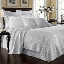 Bedspreads come standard with a 5.5 oz polyester fiber fill and a 1.5 blind stitch hem around the perimeter. Buying Guide To Quilts Coverlets Bed Bath Beyond