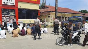 Temukan informasi sekolah di seluruh indonesia. Puluhan Siswa Smkn 2 Kendari Baku Hantam 29 Diamankan Polisi Mediakendari