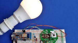 an ikea tradfri lamp next to a breadboard with esp8266 and the remote breadboard esp8266 remote tradfri ikea lampen lampen hausautomation