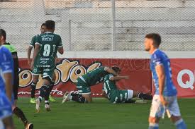 Lo cierto es que en la final de torneo de reserva, sarmiento de junín le ganó a boca 2 a 1, tras ir perdiendo 1 a 0, en cotejo jugado en banfield, y el vecino de facundo quiroga alcanzó la tapa de los principales medios nacionales. Sarmiento De Junin Campeon Y Ascenso A Primera Diario Democracia